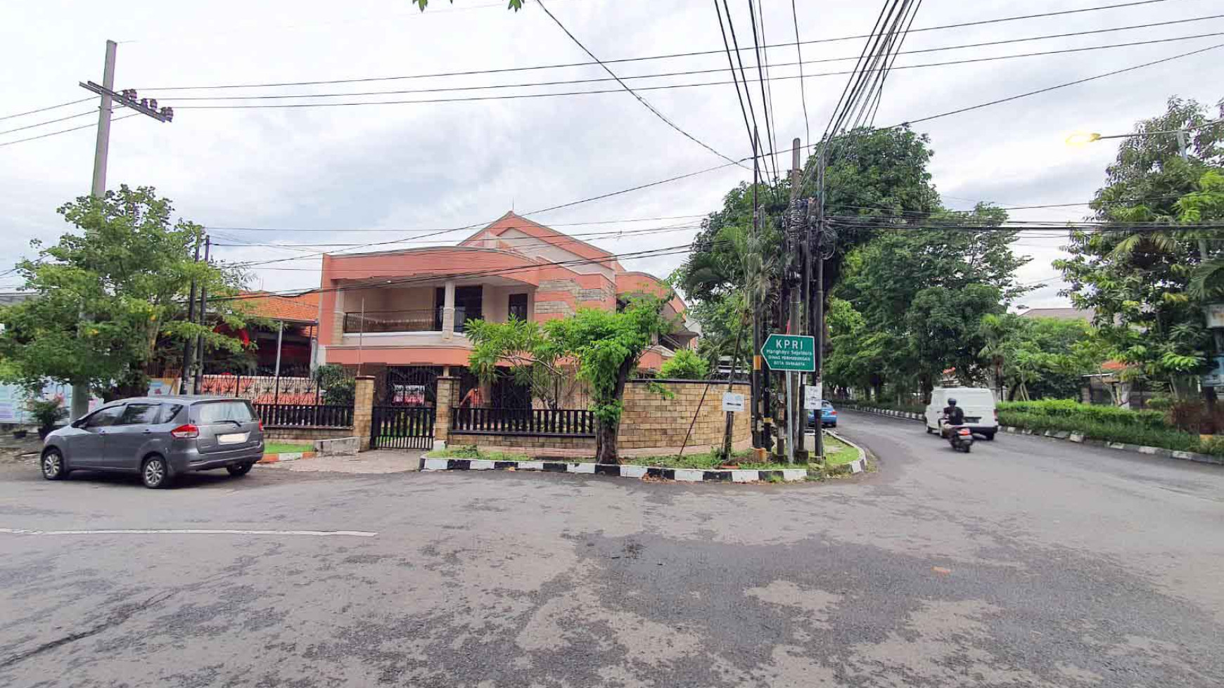 Rumah Jalan Raya Gayungsari Barat cocok untuk usaha dan bisa dibangun menjadi 5 ruko dimensi 25x18m, Hook/Pojokan