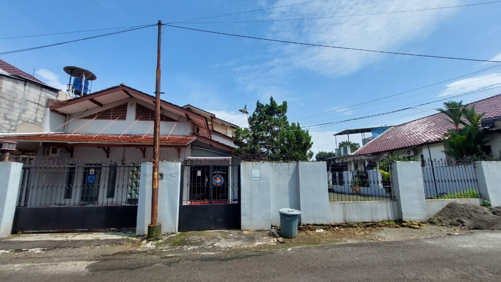 Rumah Strategis dengan Bangunan Kokoh dan Halaman Luas @Larangan, Ciledug