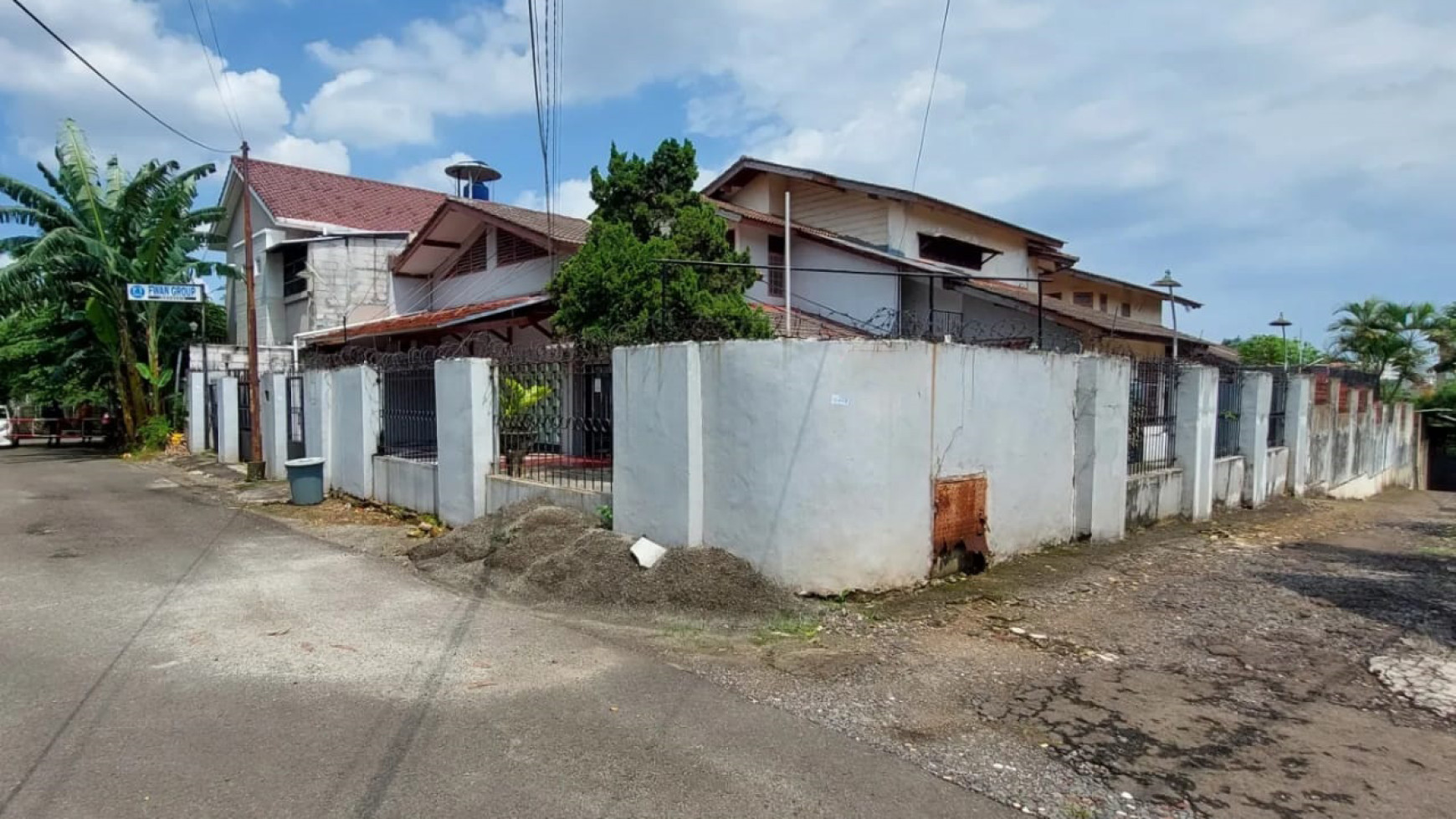 Rumah Strategis dengan Bangunan Kokoh dan Halaman Luas @Larangan, Ciledug