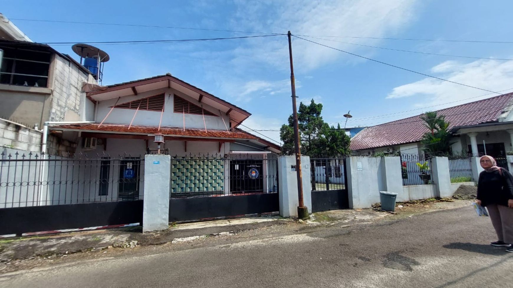 Rumah Strategis dengan Bangunan Kokoh dan Halaman Luas @Larangan, Ciledug