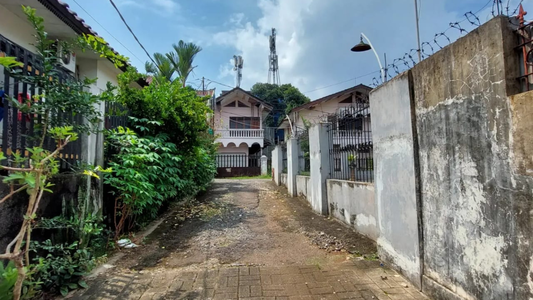 Rumah Strategis dengan Bangunan Kokoh dan Halaman Luas @Larangan, Ciledug