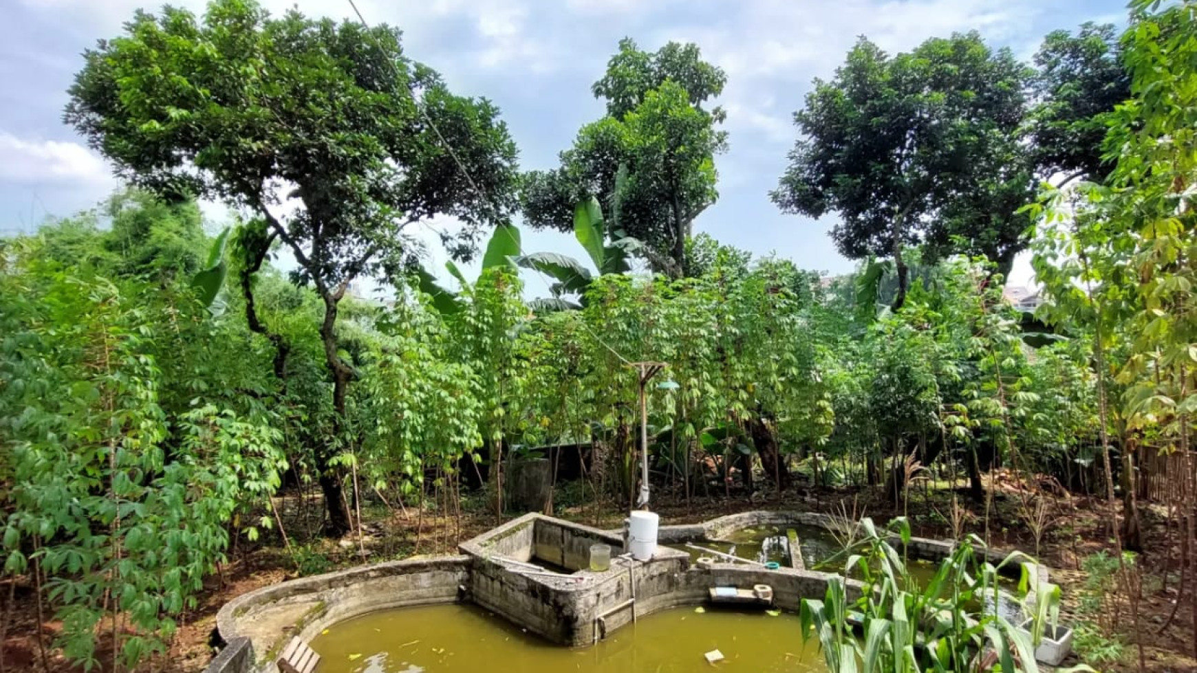 Rumah Strategis dengan Bangunan Kokoh dan Halaman Luas @Larangan, Ciledug