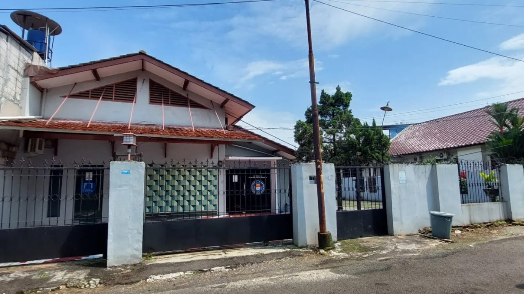 Rumah Strategis dengan Bangunan Kokoh dan Halaman Luas @Larangan, Ciledug