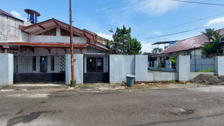 Rumah Strategis dengan Bangunan Kokoh dan Halaman Luas @Larangan, Ciledug