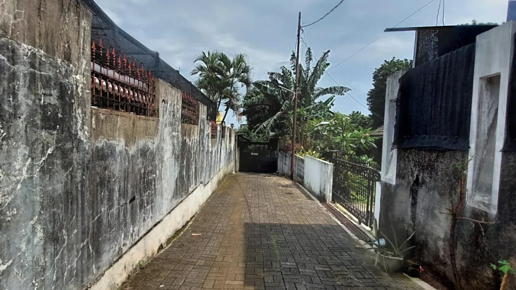 Rumah Strategis dengan Bangunan Kokoh dan Halaman Luas @Larangan, Ciledug