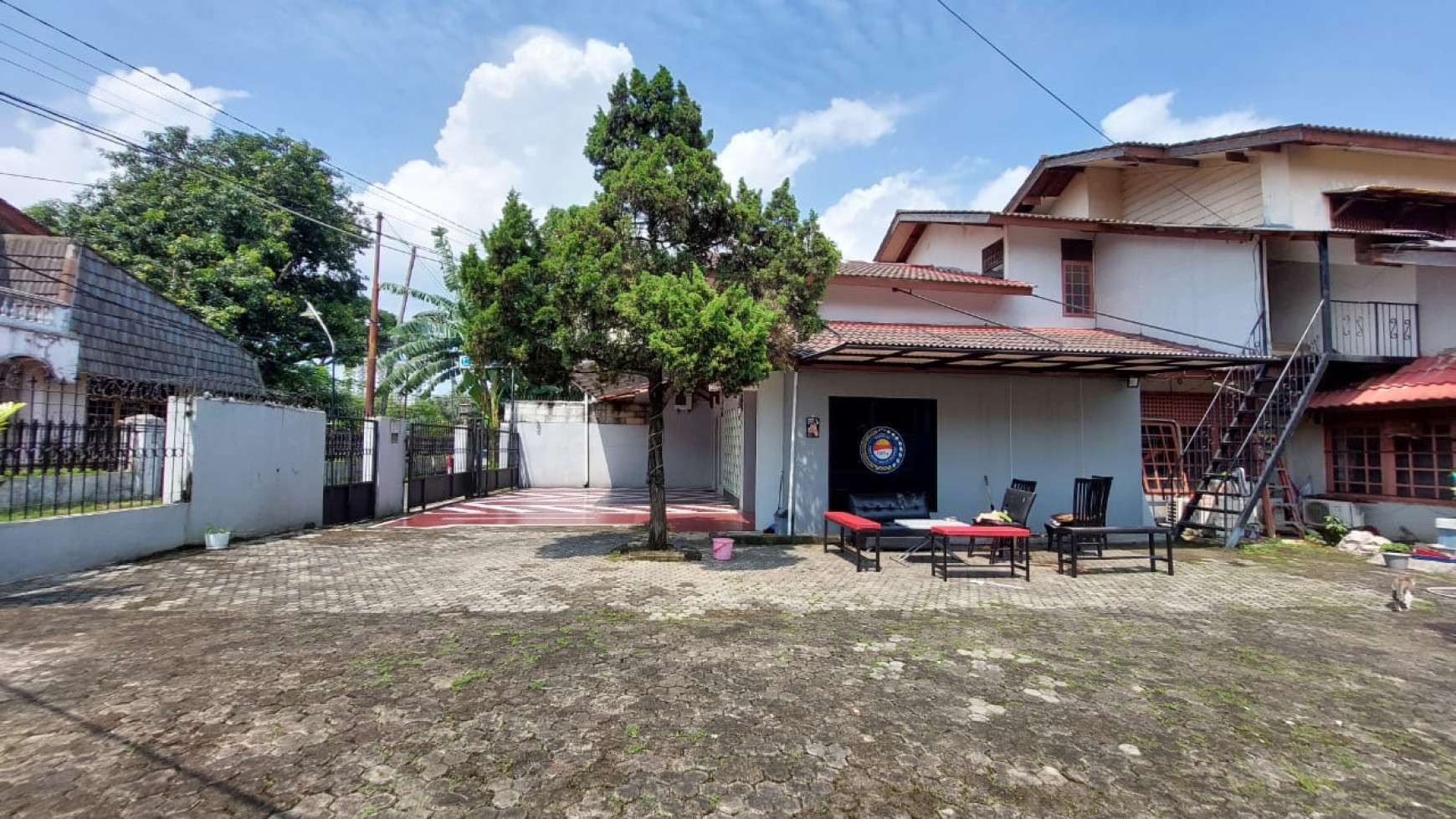 Rumah Strategis dengan Bangunan Kokoh dan Halaman Luas @Larangan, Ciledug