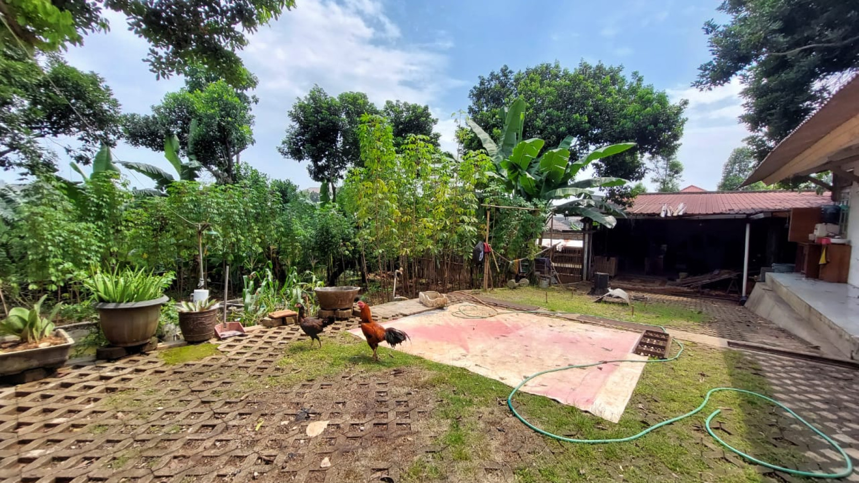 Rumah Strategis dengan Bangunan Kokoh dan Halaman Luas @Larangan, Ciledug