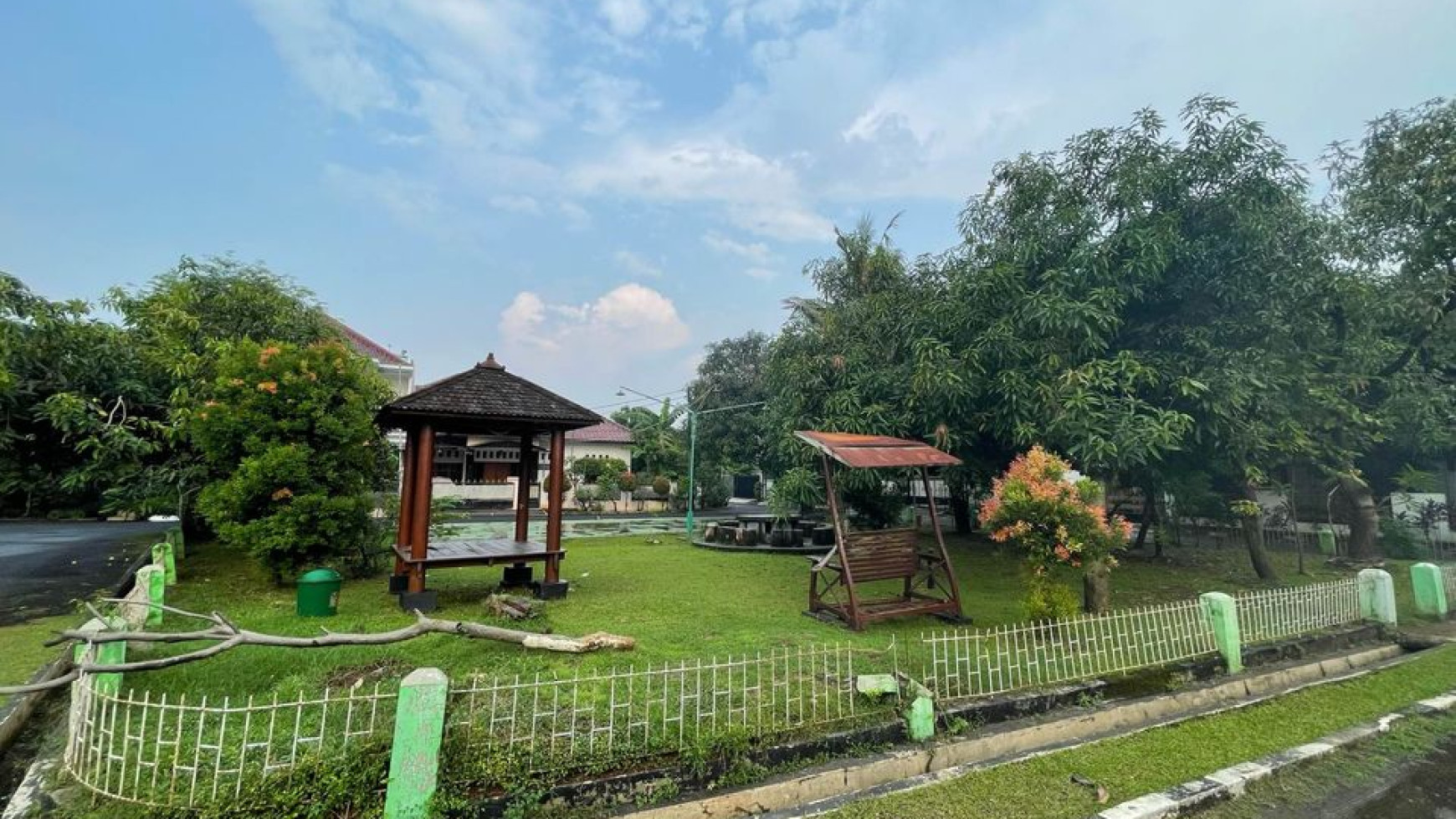 Rumah brand new dalam komplek Jatiwaringin Asri, tenang, depan taman, 7 menit ke tol