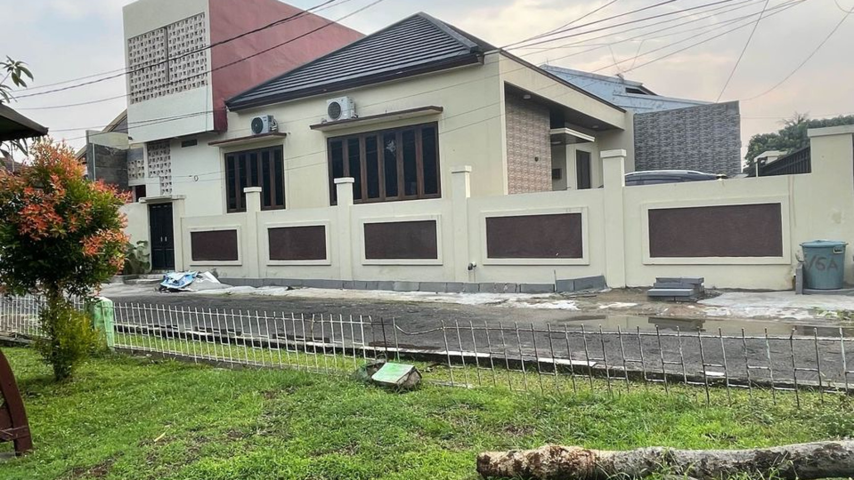 Rumah brand new dalam komplek Jatiwaringin Asri, tenang, depan taman, 7 menit ke tol