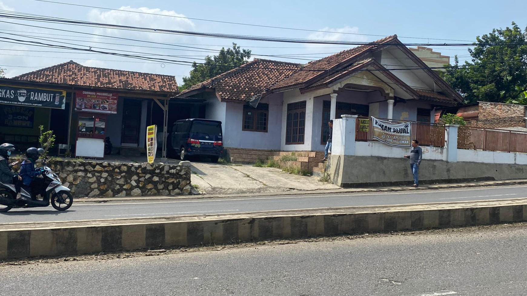 Rumah Pinggir Jalan  Utama Pramuka