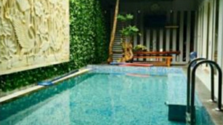 Rumah Royal Residence Wiyung Ada Kolam Renang Modern K.Tidur 5+1 plus Garasi Carport 4 Mobil