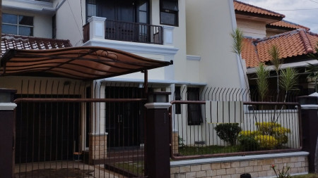 Dijual Rumah 2 lantai di Galaxy Bumi Permai Surabaya