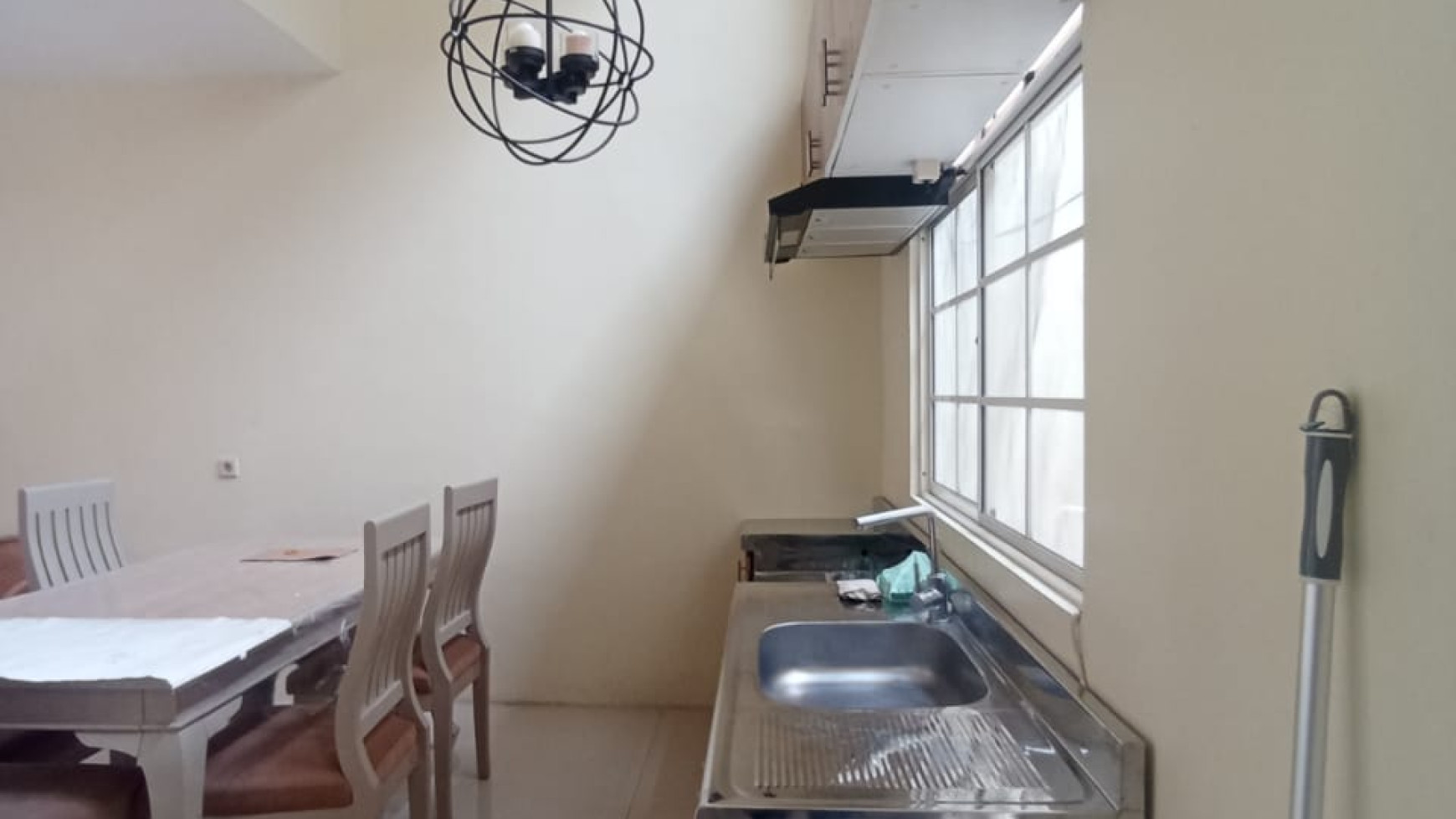 Disewakan townhouse kondisi bagus di taman paris 2 lippo karawaci tangerang