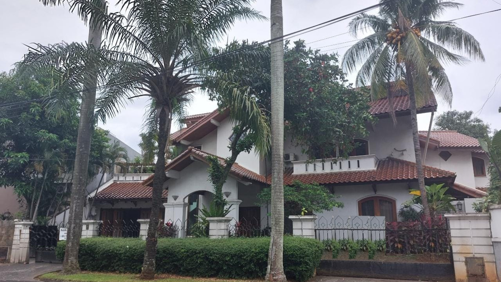 Rumah Luas dengan Swimming Pool di Jakarta Selatan