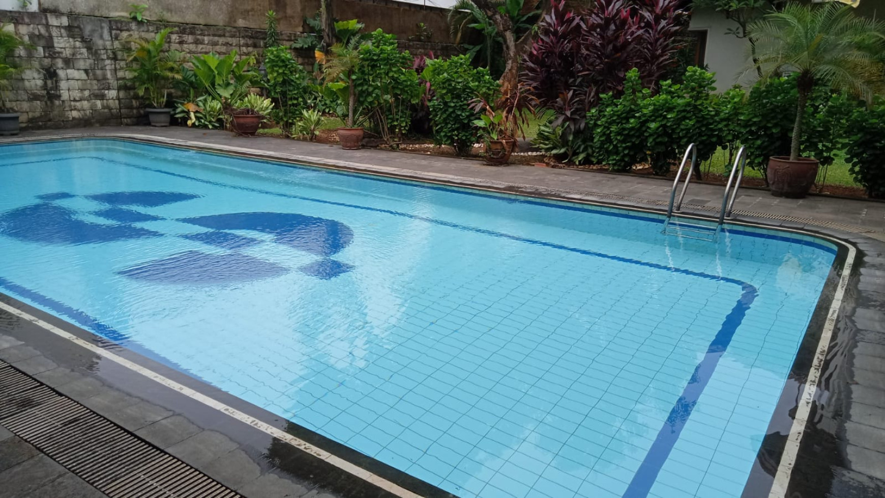 Rumah Luas dengan Swimming Pool di Jakarta Selatan