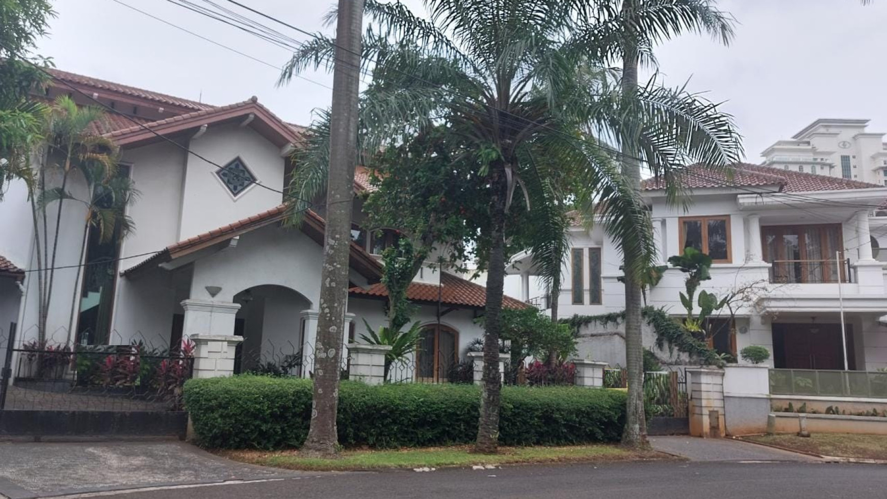 Rumah Luas dengan Swimming Pool di Jakarta Selatan