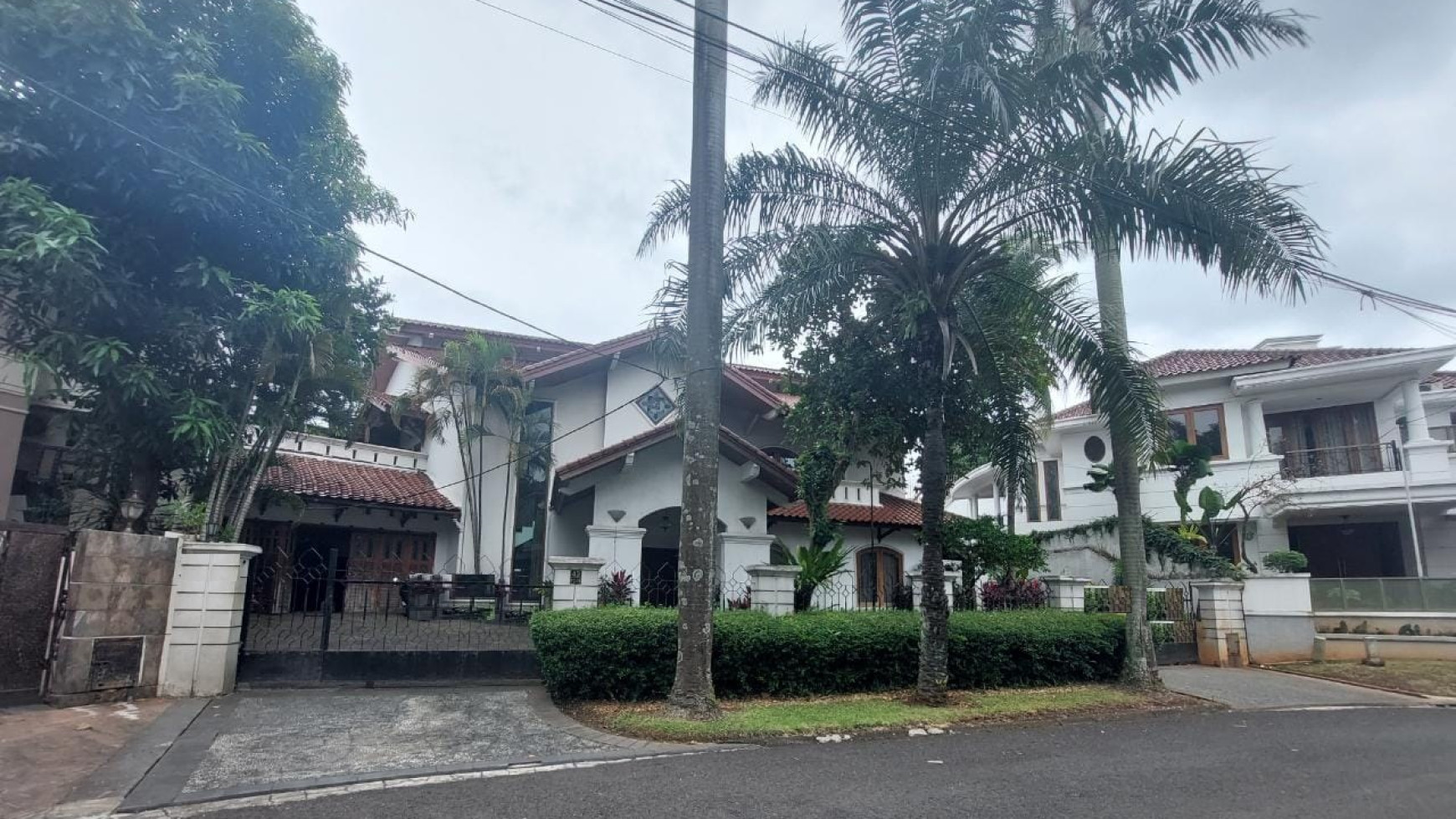 Rumah Luas dengan Swimming Pool di Jakarta Selatan