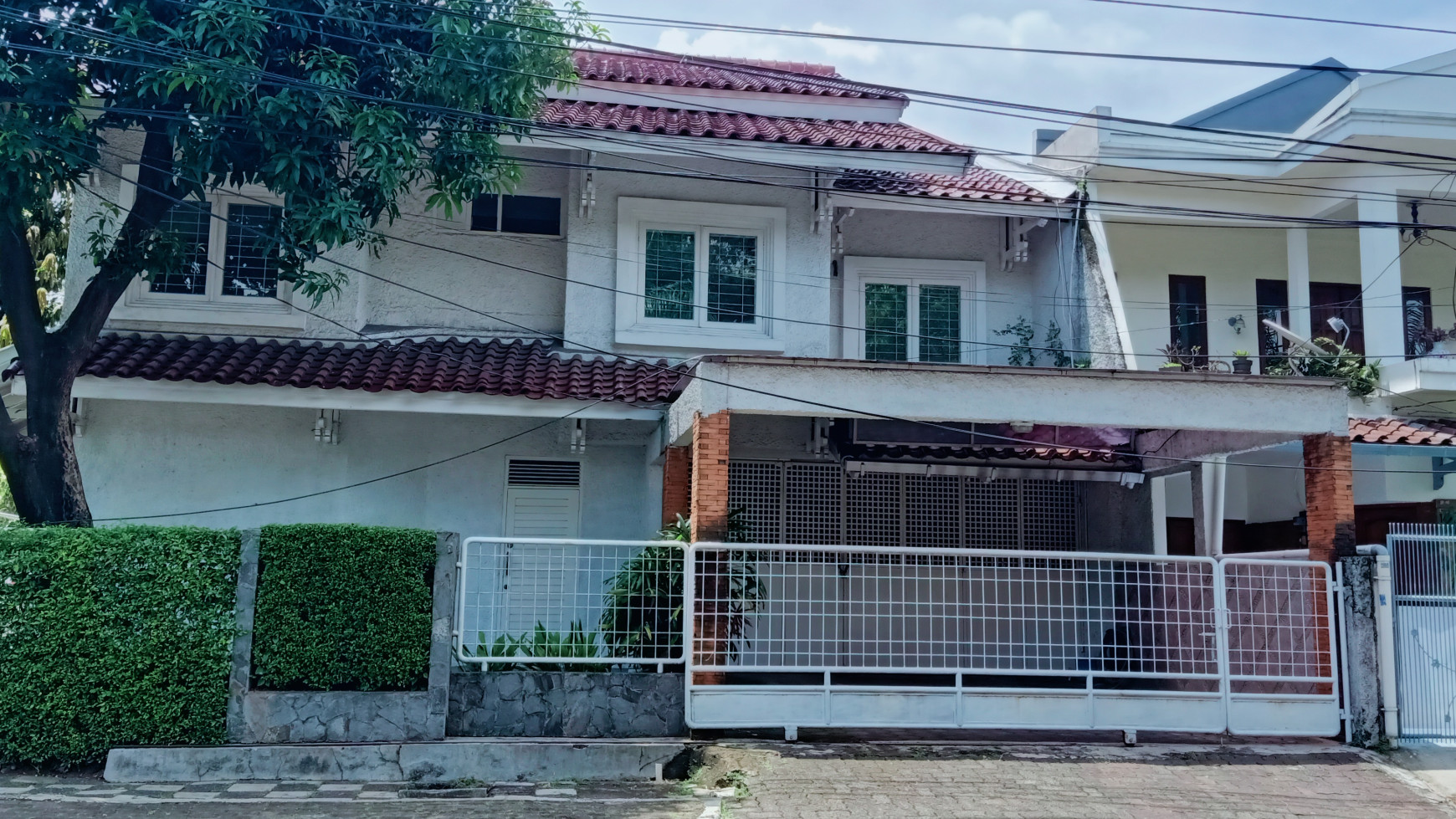 Rumah pinggir jalan cocok untuk usaha di bintaro.