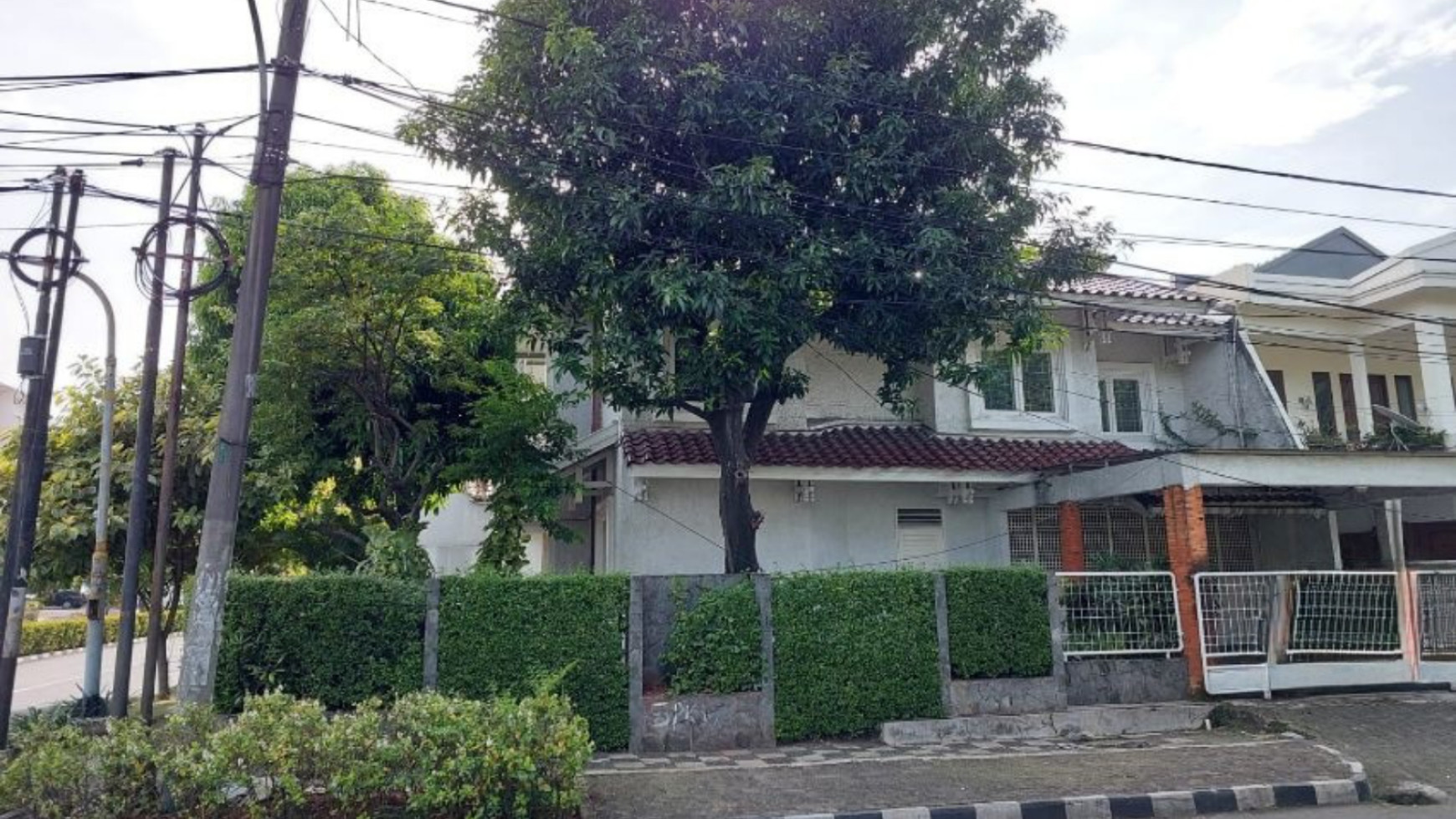 Rumah pinggir jalan cocok untuk usaha di bintaro.