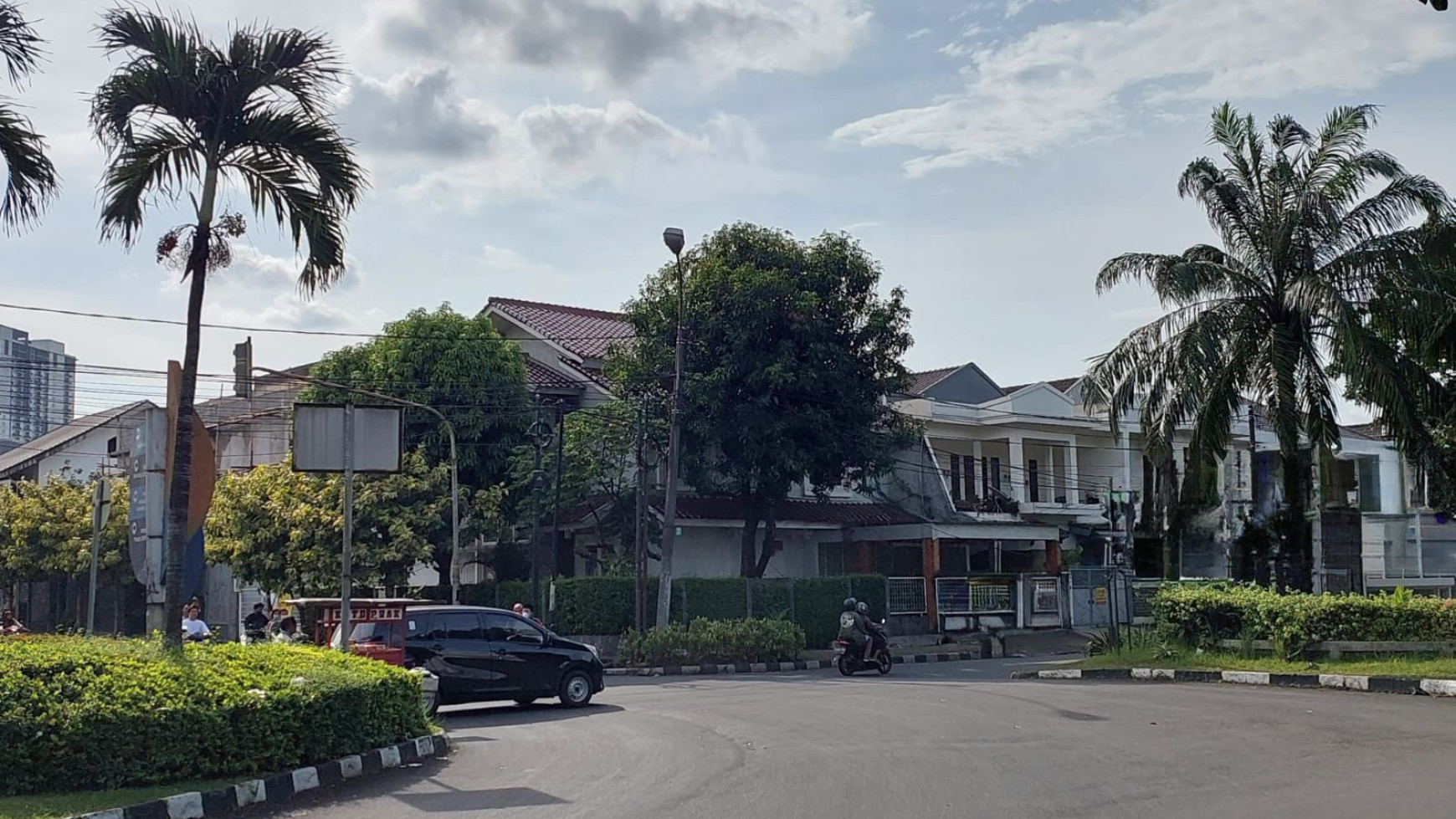 Rumah pinggir jalan cocok untuk usaha di bintaro.