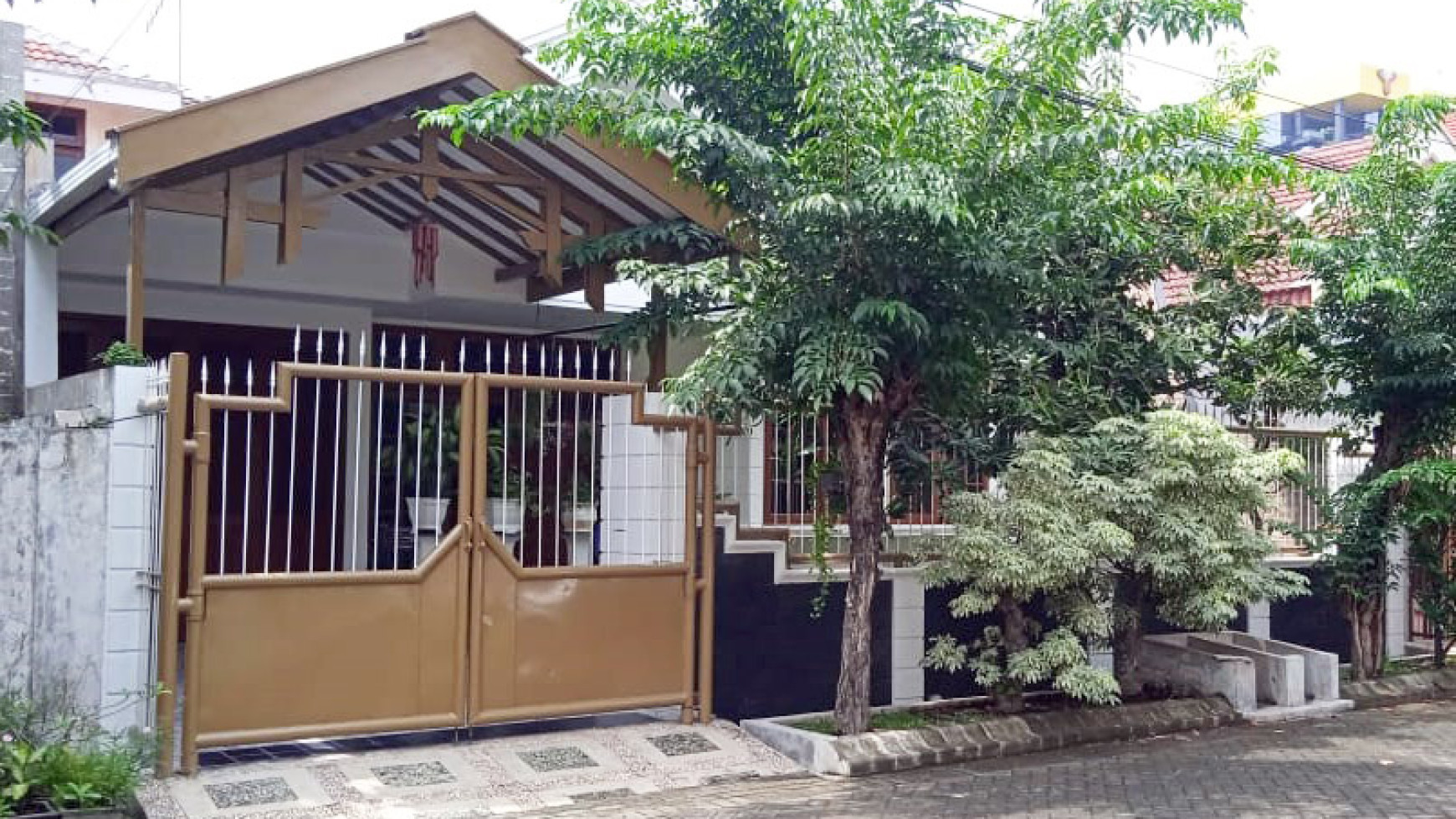 Rumah di Manyar Kertoadi Surabaya, Lokasi Strategis, Semi Furnished, Siap Huni