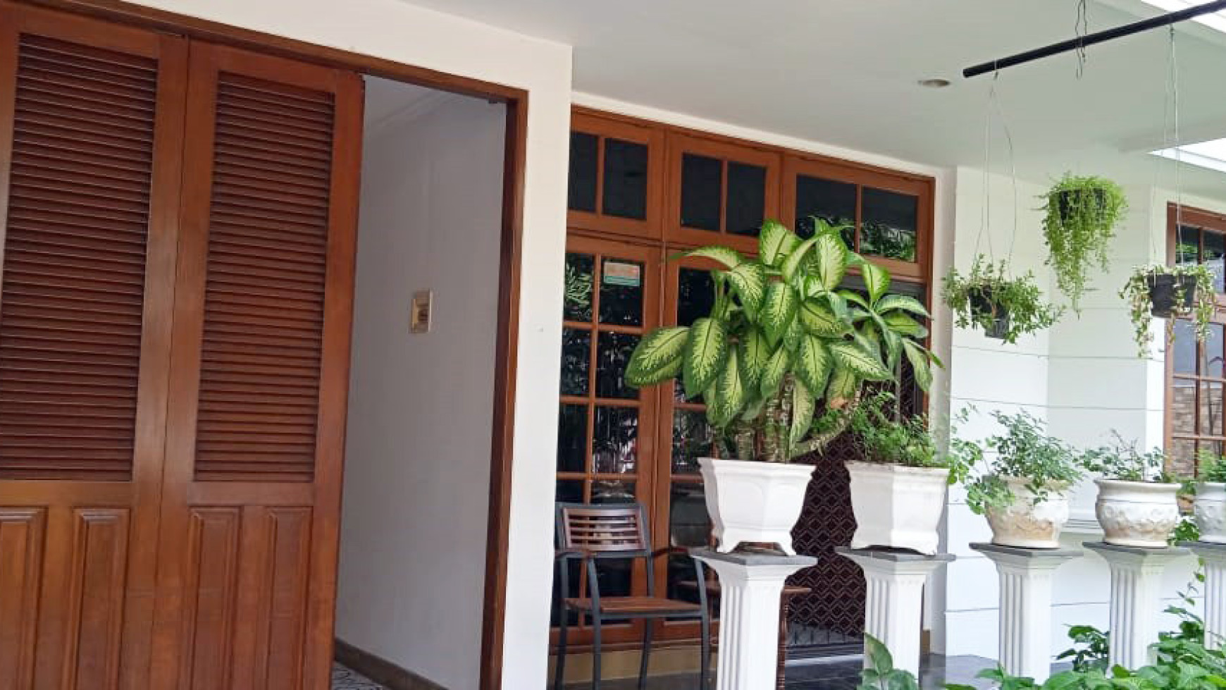 Rumah di Manyar Kertoadi Surabaya, Lokasi Strategis, Semi Furnished, Siap Huni