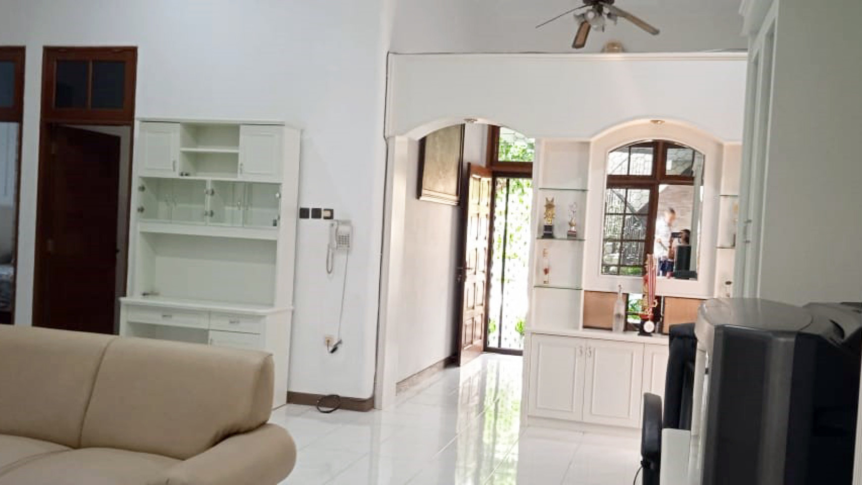 Rumah di Manyar Kertoadi Surabaya, Lokasi Strategis, Semi Furnished, Siap Huni