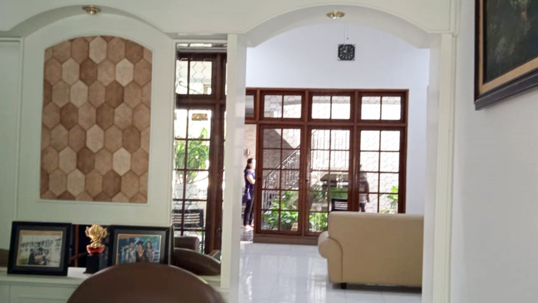 Rumah di Manyar Kertoadi Surabaya, Lokasi Strategis, Semi Furnished, Siap Huni