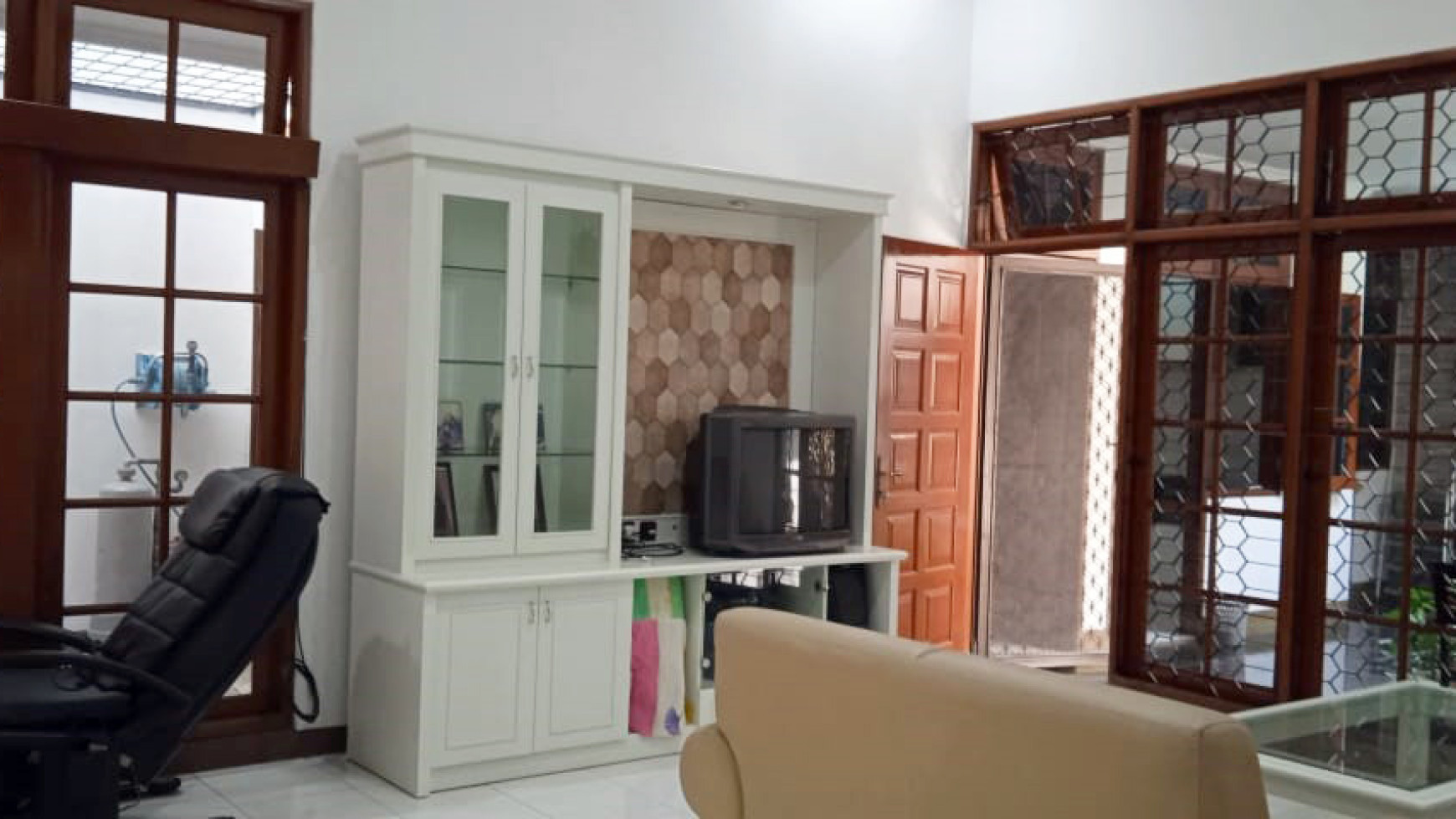 Rumah di Manyar Kertoadi Surabaya, Lokasi Strategis, Semi Furnished, Siap Huni