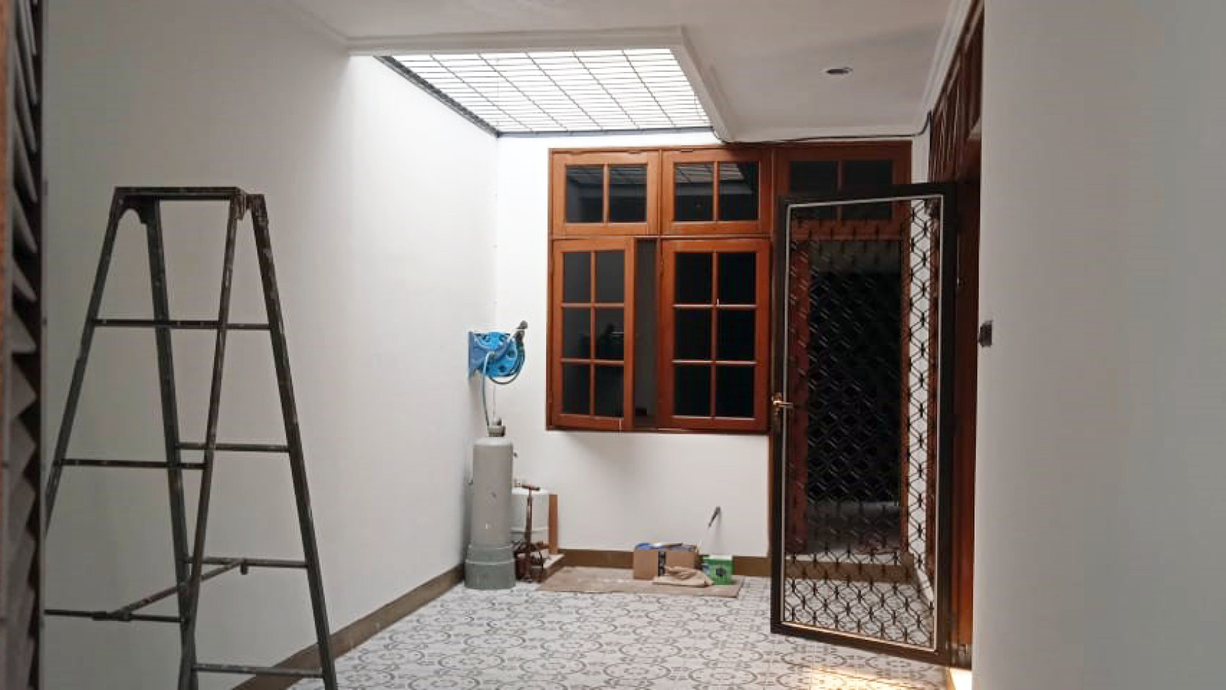 Rumah di Manyar Kertoadi Surabaya, Lokasi Strategis, Semi Furnished, Siap Huni