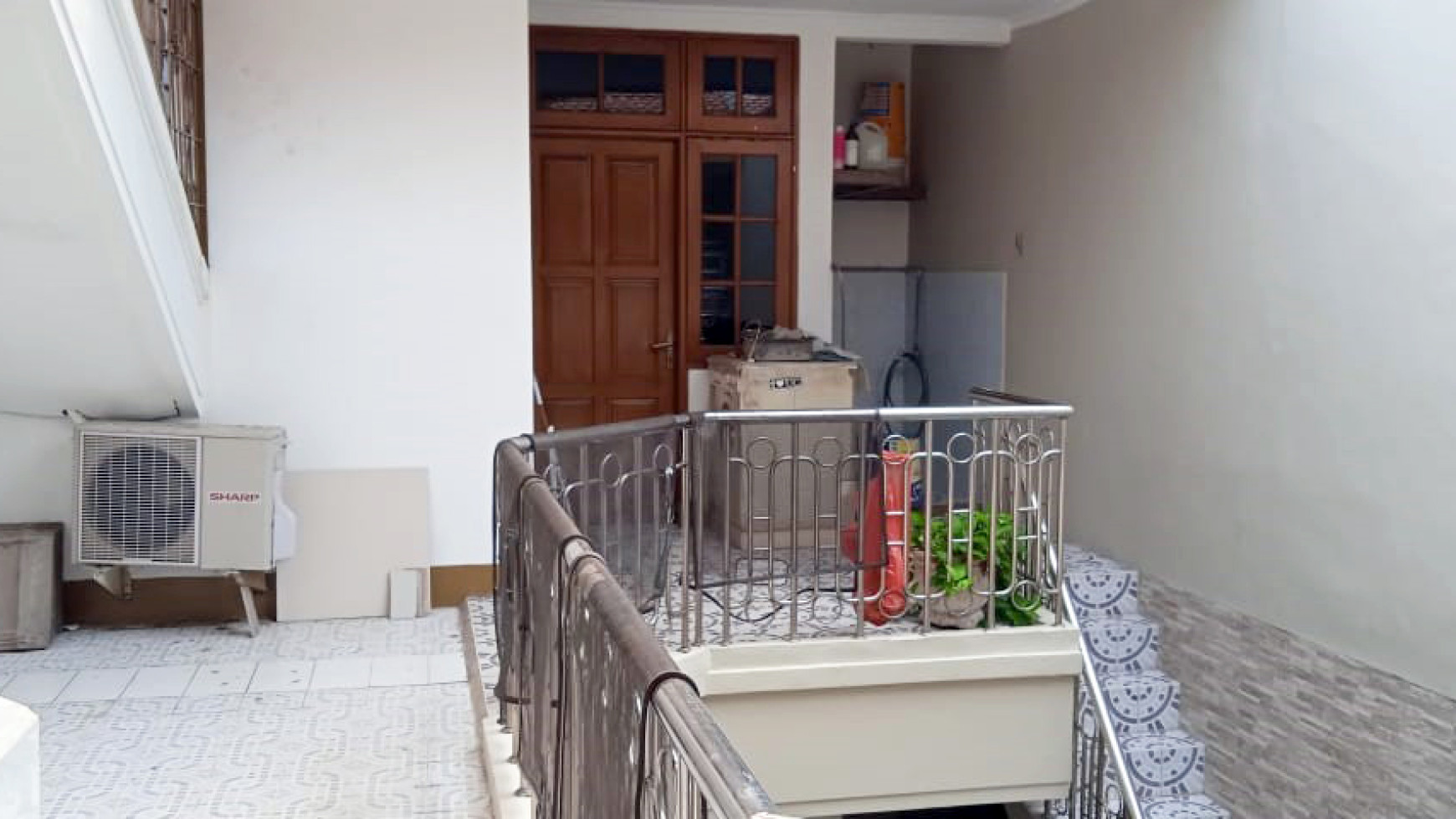 Rumah di Manyar Kertoadi Surabaya, Lokasi Strategis, Semi Furnished, Siap Huni