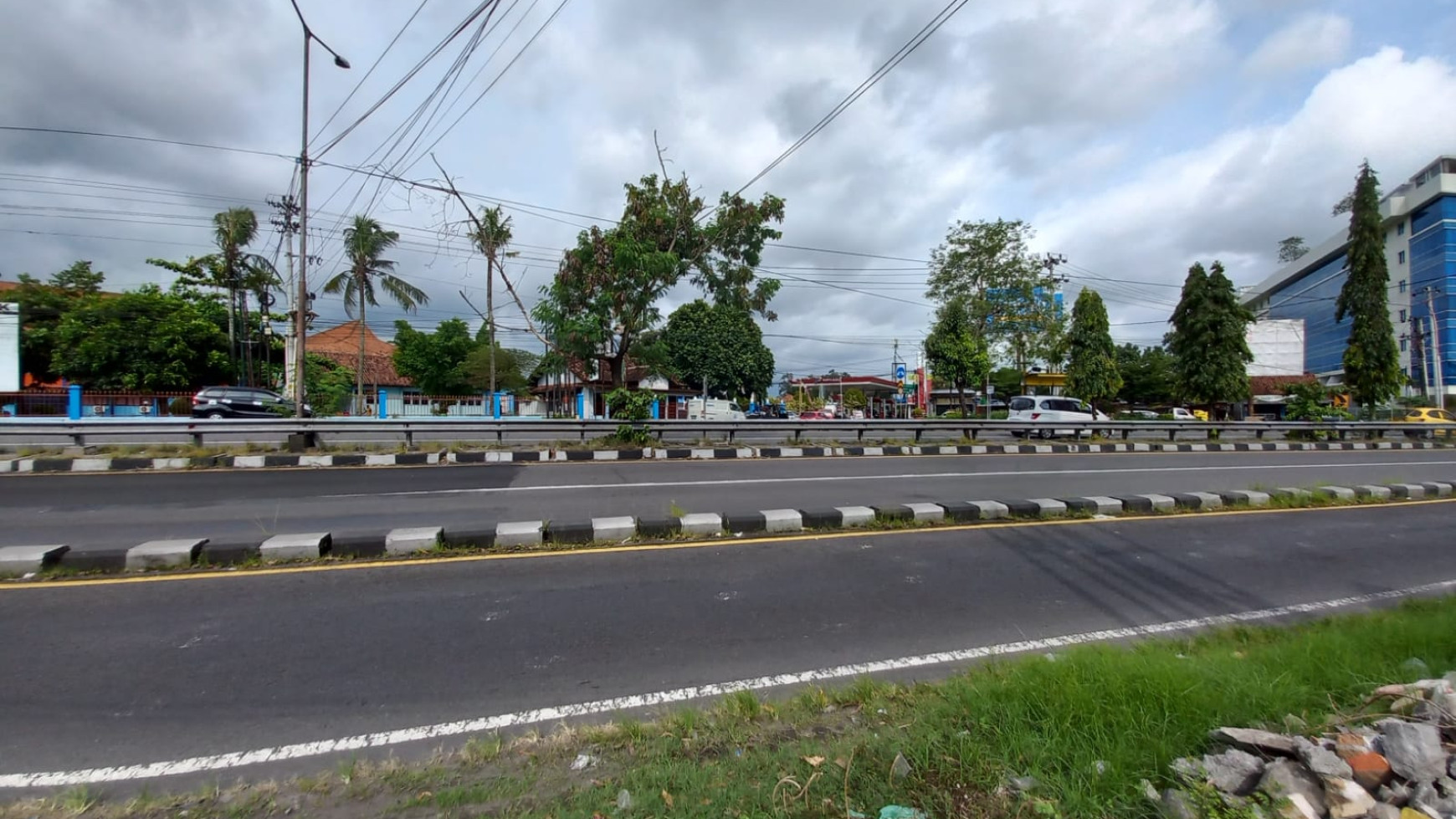 Tanah Pekarangan Seluas 401 Meter Persegi Di Pinggir Ringroad Dekat Lotte Mart