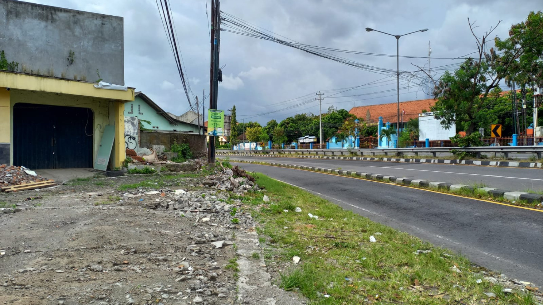 Tanah Pekarangan Seluas 401 Meter Persegi Di Pinggir Ringroad Dekat Lotte Mart