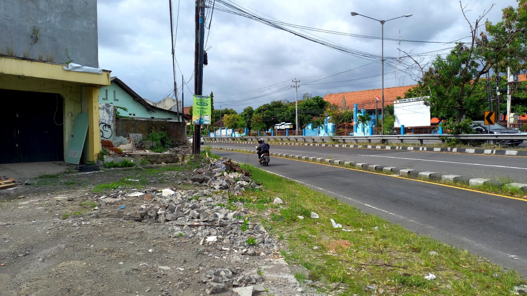 Tanah Pekarangan Seluas 401 Meter Persegi Di Pinggir Ringroad Dekat Lotte Mart