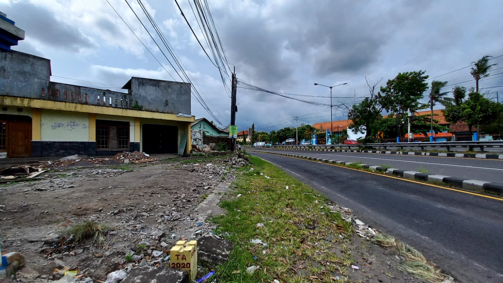 Tanah Pekarangan Seluas 401 Meter Persegi Di Pinggir Ringroad Dekat Lotte Mart