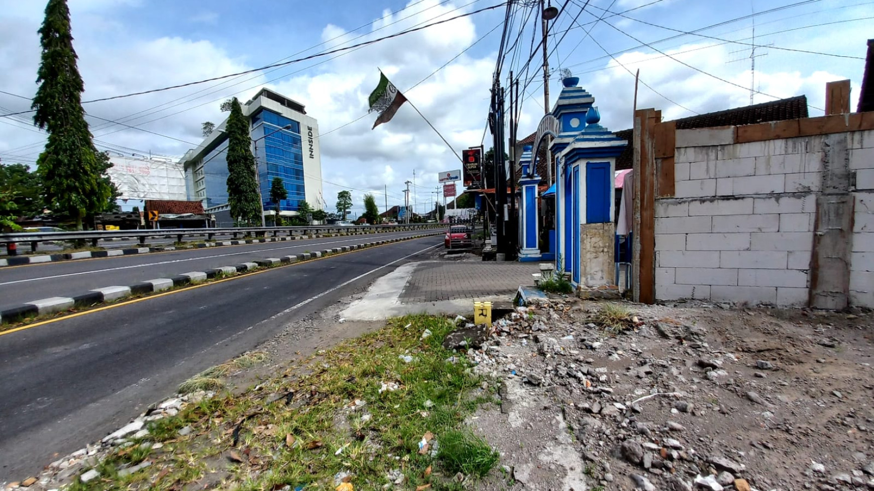 Tanah Pekarangan Seluas 401 Meter Persegi Di Pinggir Ringroad Dekat Lotte Mart