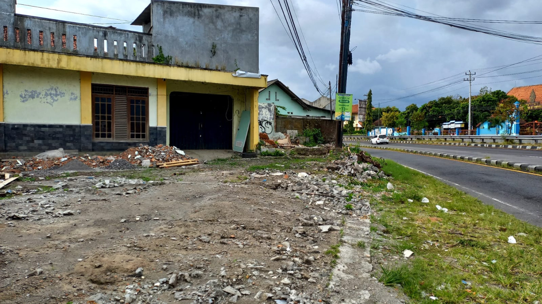 Tanah Pekarangan Seluas 401 Meter Persegi Di Pinggir Ringroad Dekat Lotte Mart