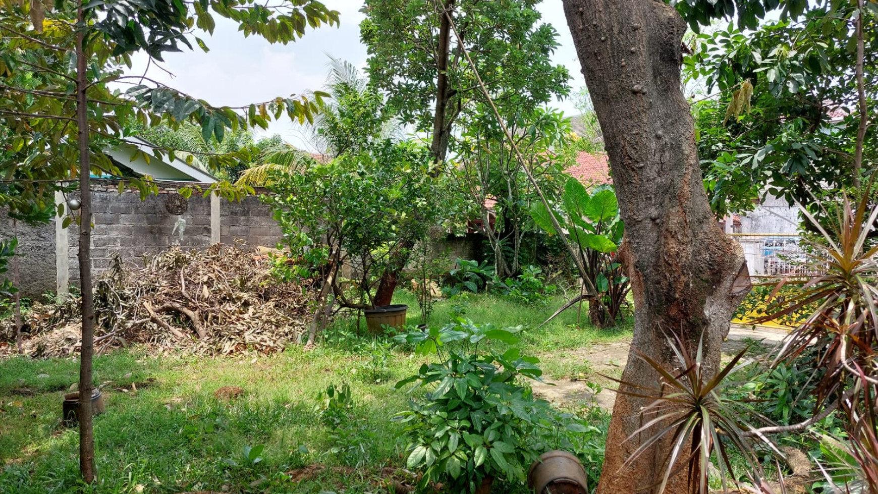 Rumah Strategis dekat Bintaro Jaya dan Halaman Luas @Pondok Pucung Indah 2