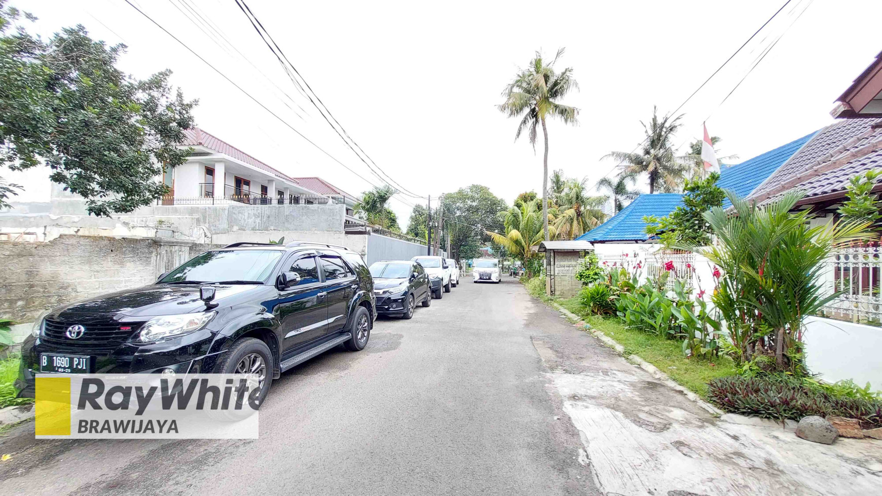 RUMAH DI TAMAN CILANDAK, JAKSEL, HADAP SELATAN, HANYA 1 KM KE MRT FATMAWATI