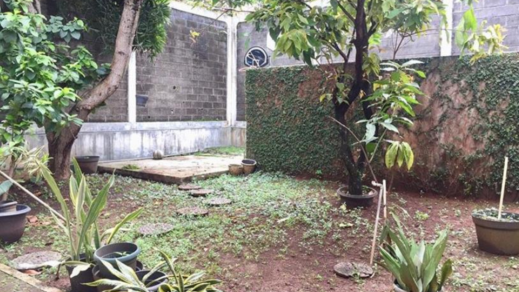 Rumah Siap Huni, Halaman Luas dan Hunian Nyaman @Kesehatan, Bintaro