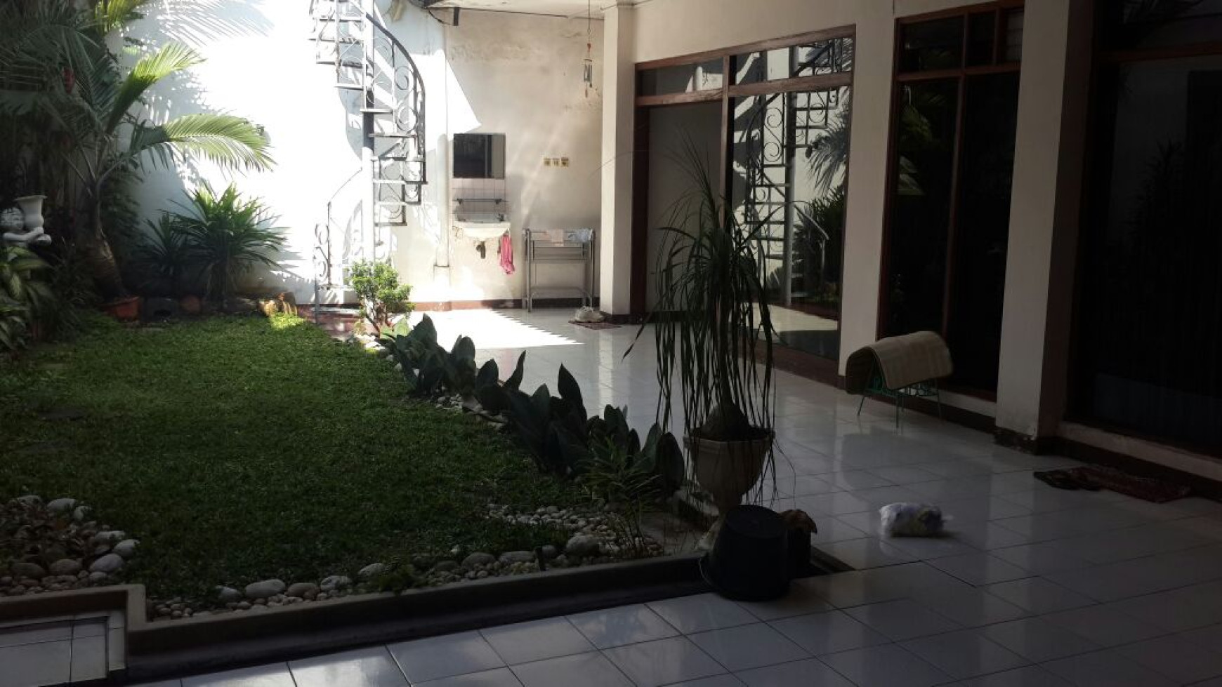 RUMAH BENTUK L 2.5LANTAI DI JALAN PETOJO SABANGAN, JAKARTA PUSAT