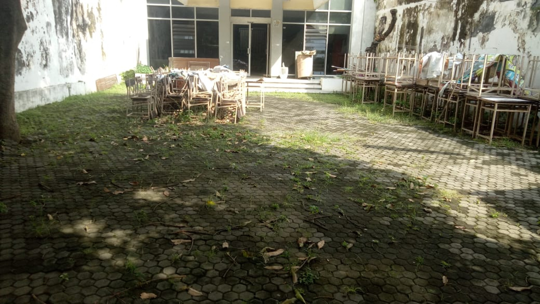 Disewakan Gedung ex Olahraga Untuk Gudang/Cafe/Restoran/Kantor Jl. Irian Barat - Tengah Kota Surabaya