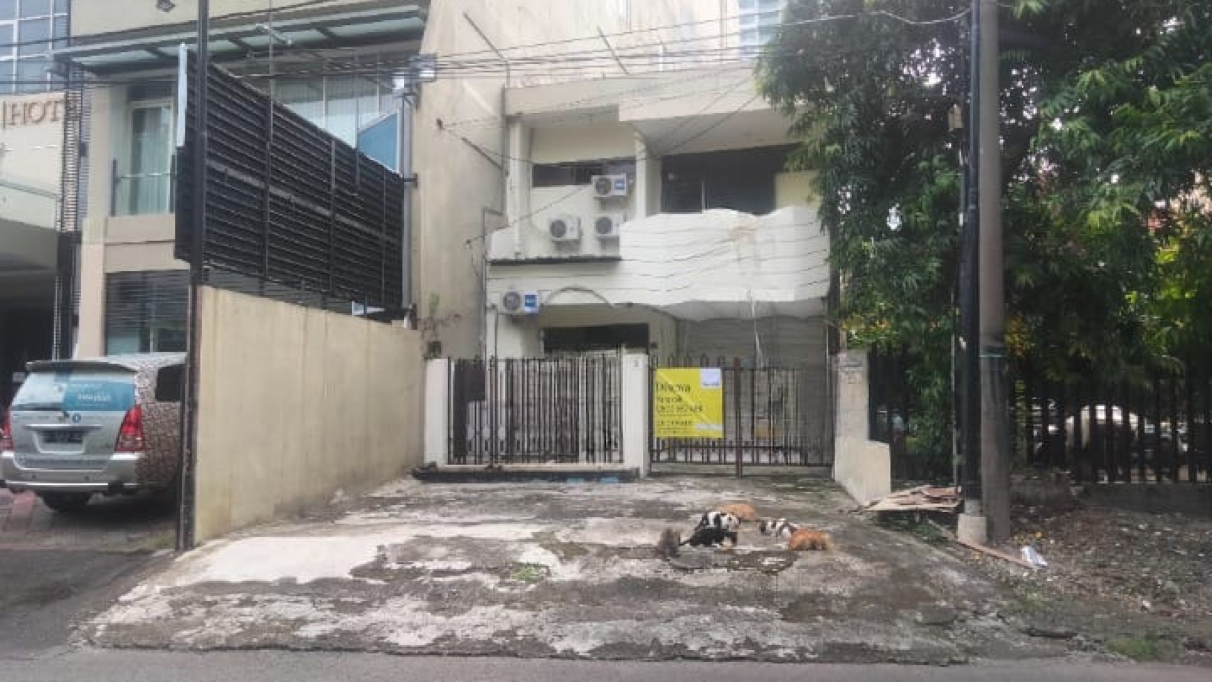 Disewakan Rumah Tengah Kota Cocok Untuk kantor Jl. Irian Barat - Surabaya