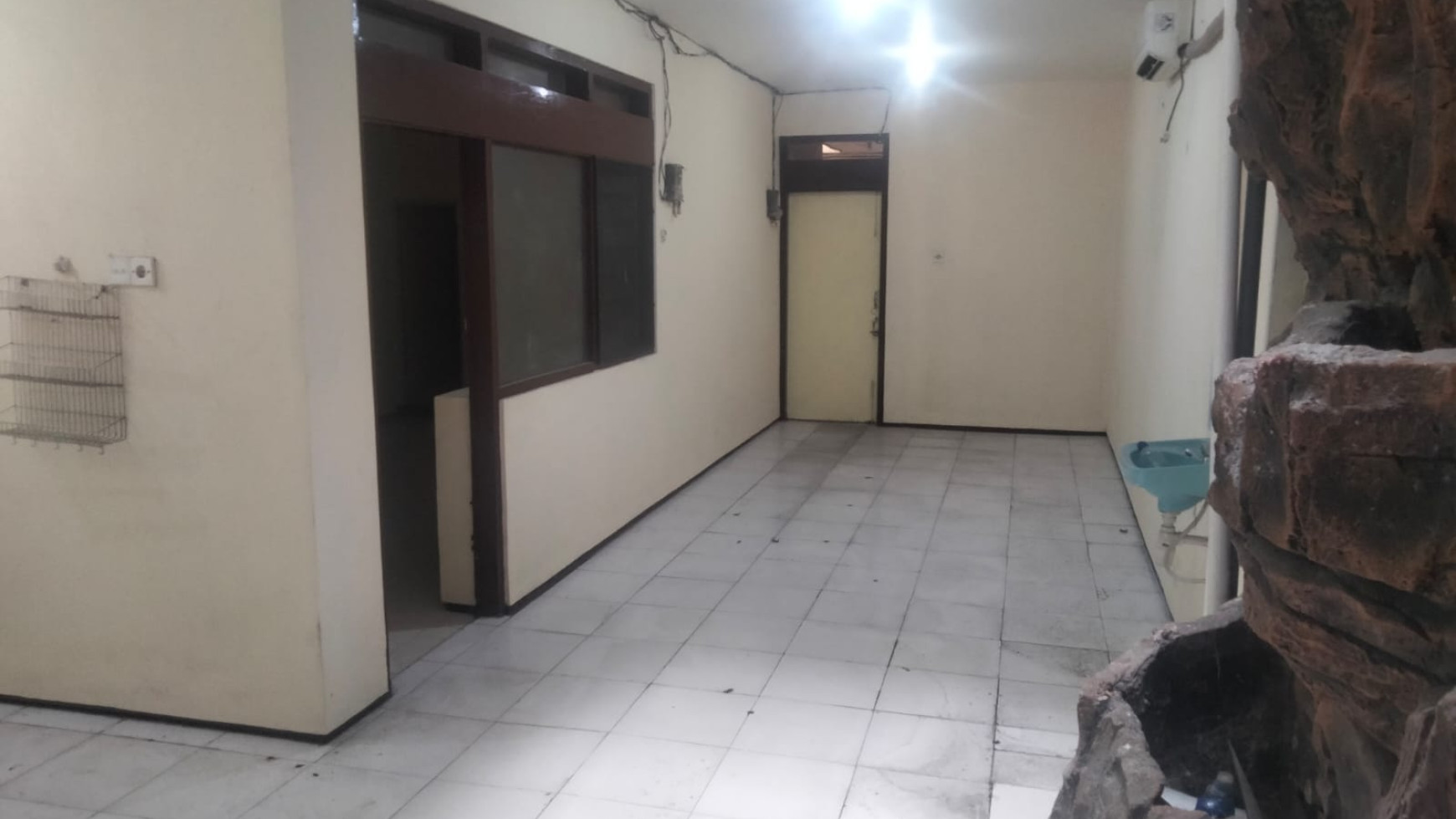 Disewakan Rumah Tengah Kota Cocok Untuk kantor Jl. Irian Barat - Surabaya