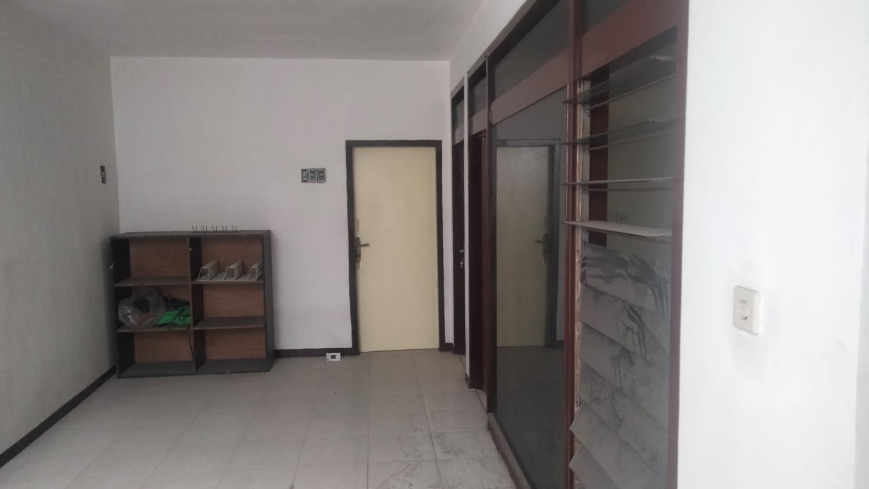 Disewakan Rumah Tengah Kota Cocok Untuk kantor Jl. Irian Barat - Surabaya