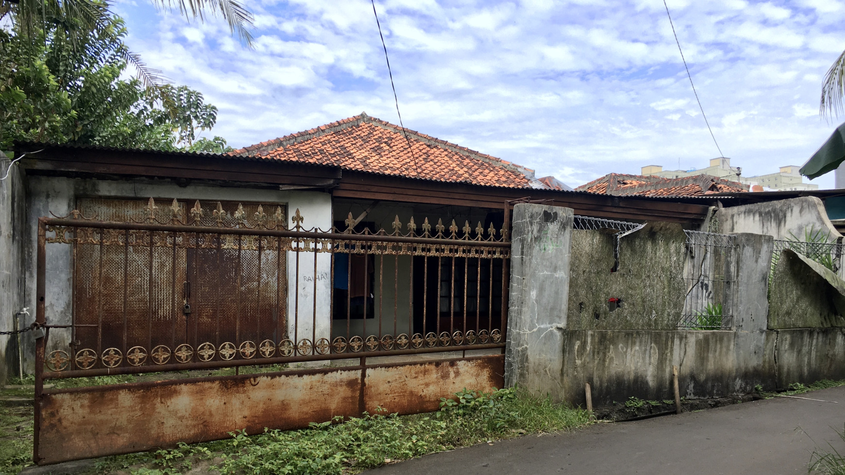 RUMAH TUA DI CIPUTAT