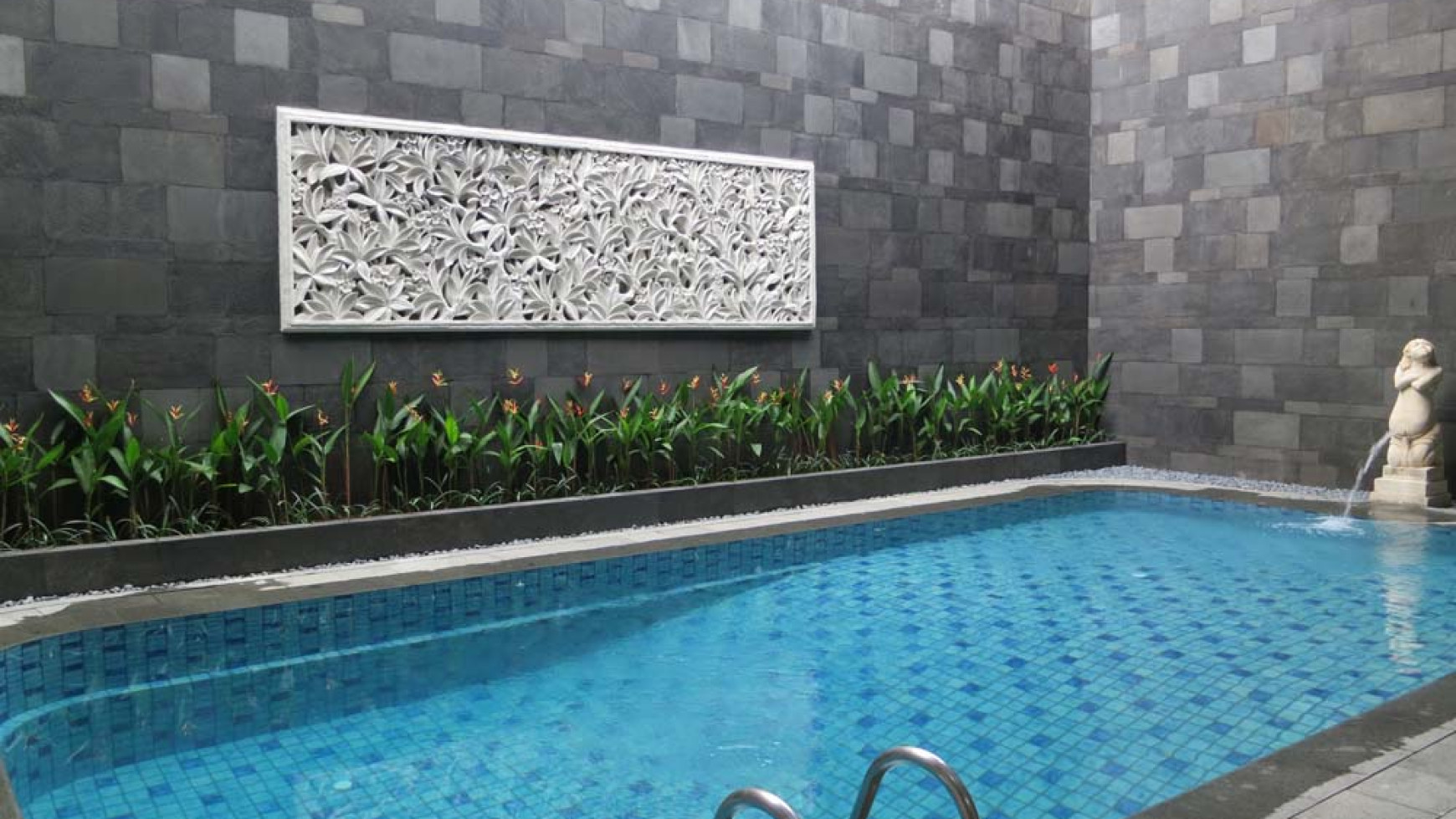 FOR LEASE:  MENTENG