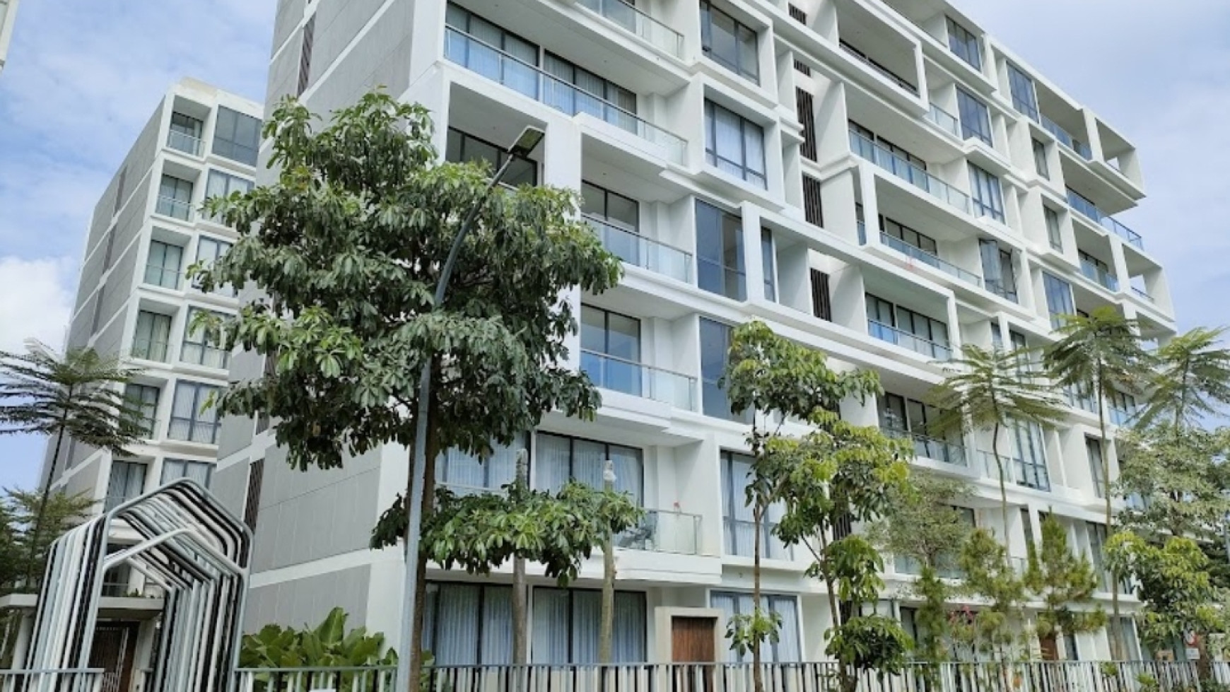 Disewakan Apartemen The Rosebay 3 Bedroom GOLF view + PRIVATE Balkony - Graha Famili Surabaya