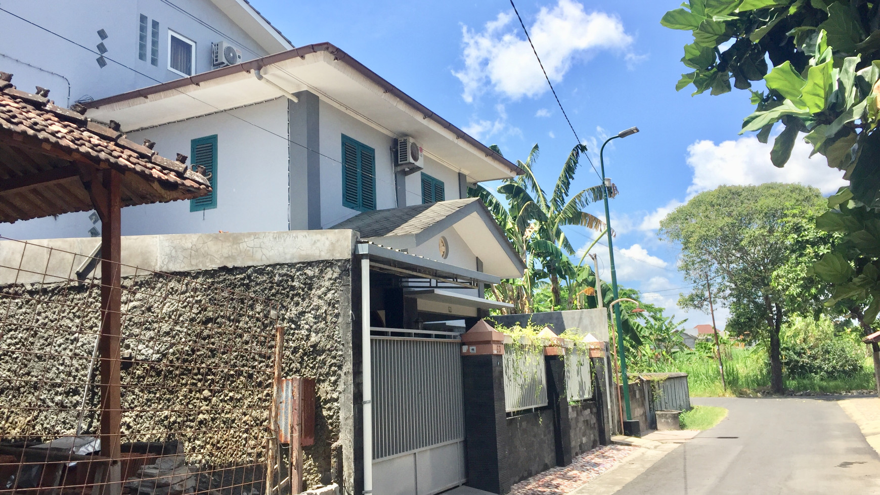 RUMAH MINIMALIS DENGAN DESAIN KLASIK , DEKAT RSUD WIROSABAN, & UAD PUSAT.