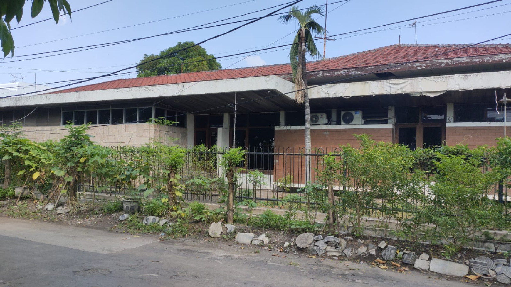 Dijual Rumah Hitung Tanah Raya Dharmahusada - Luas 1500 m2 (30x50)- Komersial Area cocok buat Segala Usaha- Lokasi Hook - SHM